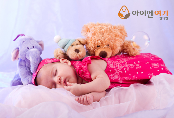 잠투정 심한 아기, 연령별 수면시간, 야제증 치료 : 아이 건강 지키기 - 아이엔여기한의원